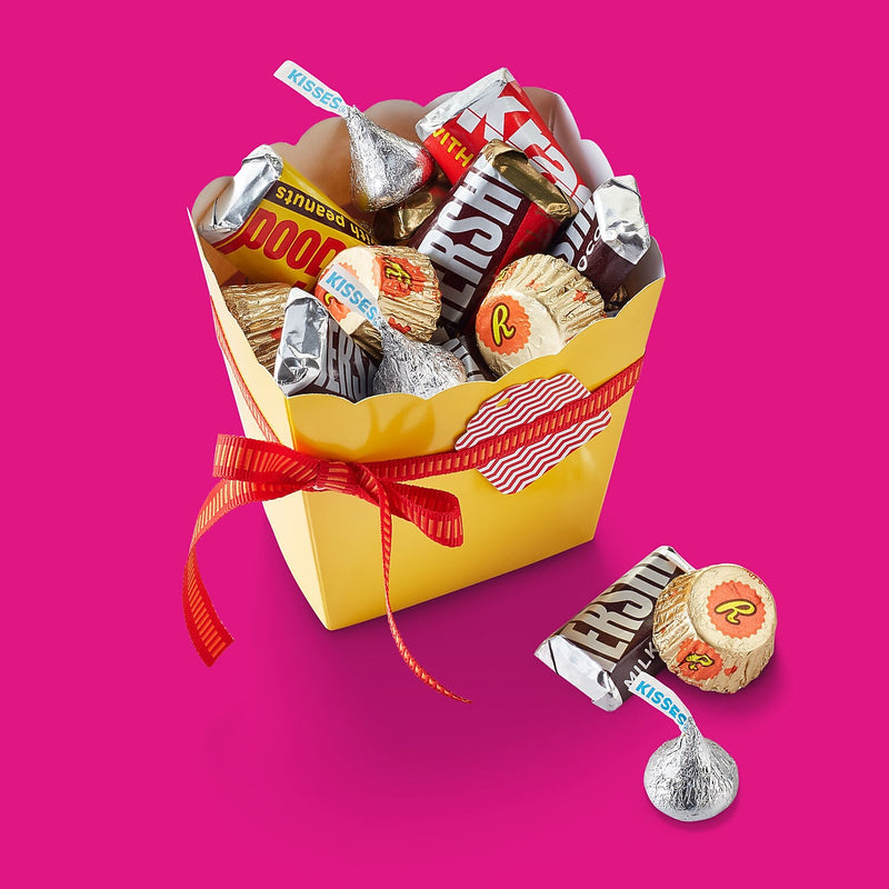 HERSHEY'S and REESE'S Miniatures Assorted Chocolate Candy Party Pack, 32.9 oz. (3400099982)