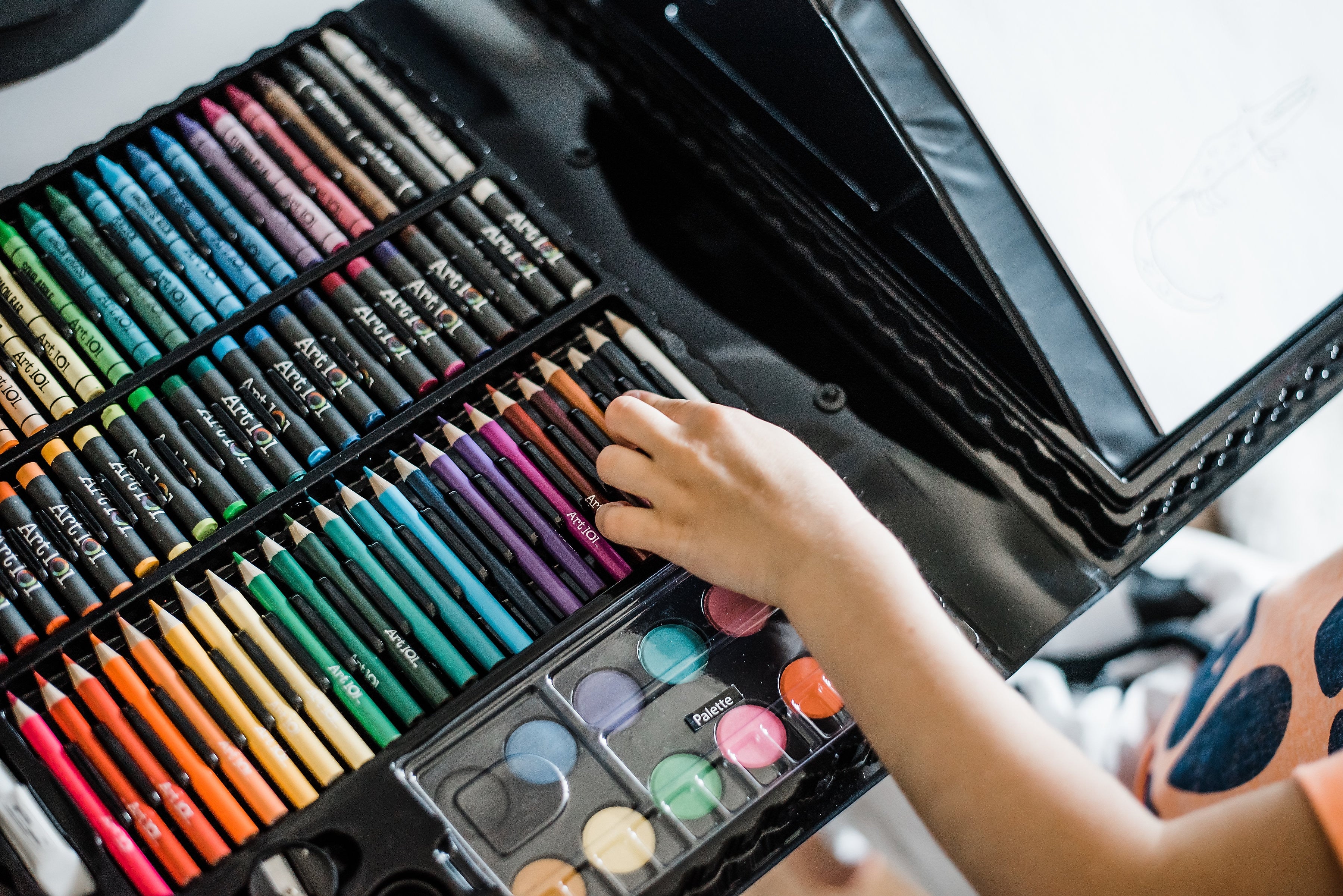 Art 101 Junior Artist Trifold Easel Color and Create Art Set, Assorted Colors, 154/Pack (53151MB)