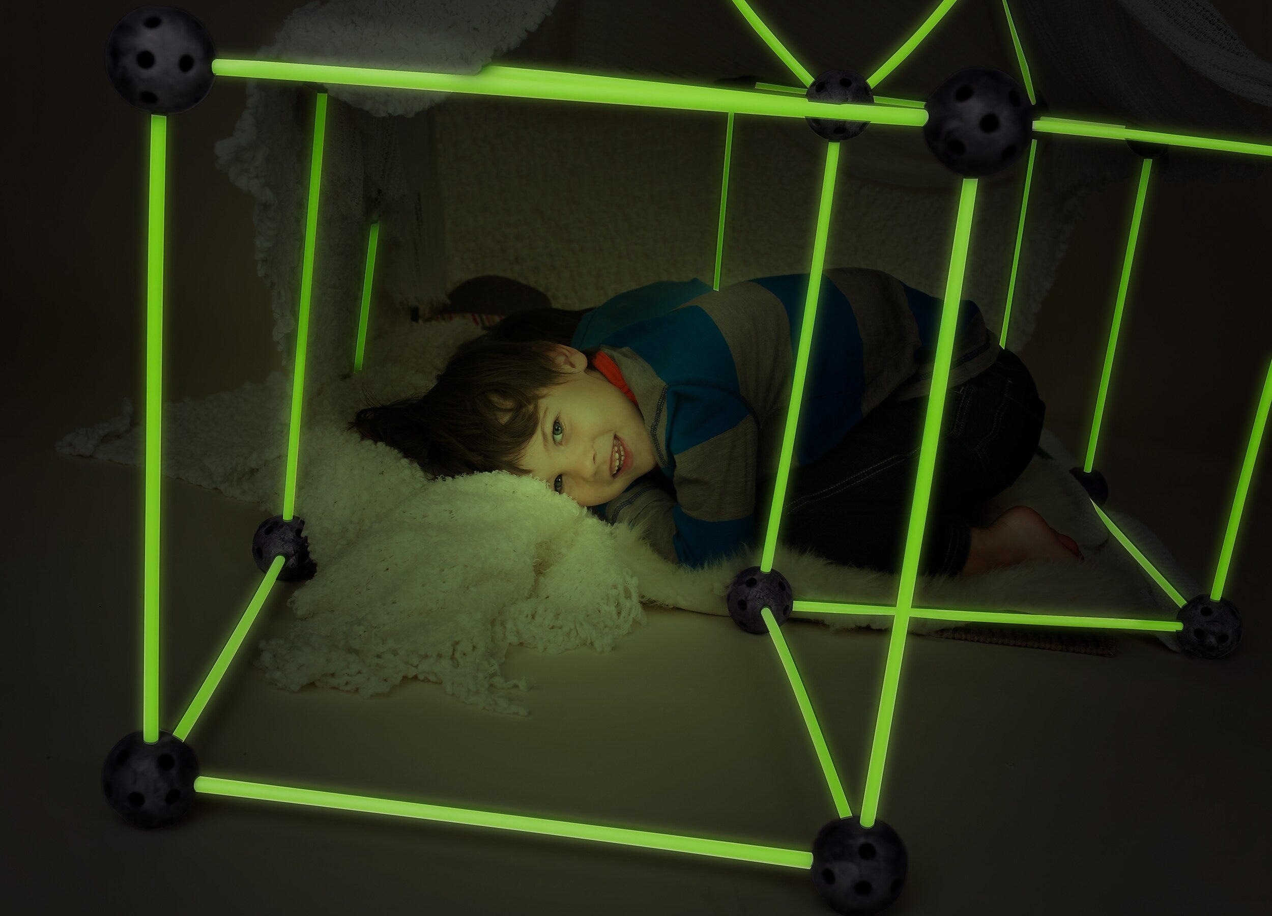 Tytan Toys Glow-in-the-Dark Fort Building Set, 130 Pieces (ACTYT026)