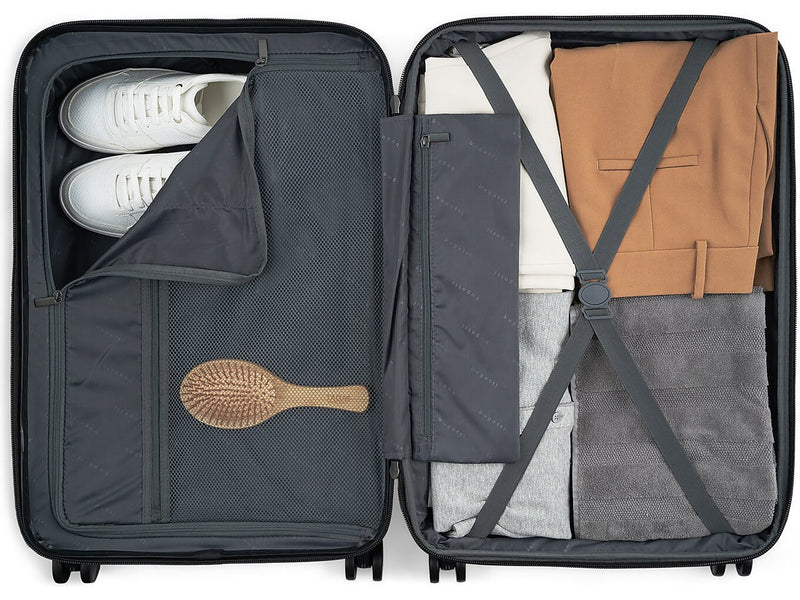 Bugatti Wellington 30" Hardside Suitcase, 8-Wheeled Spinner, TSA Checkpoint Friendly, Navy (HLG5128-Navy)