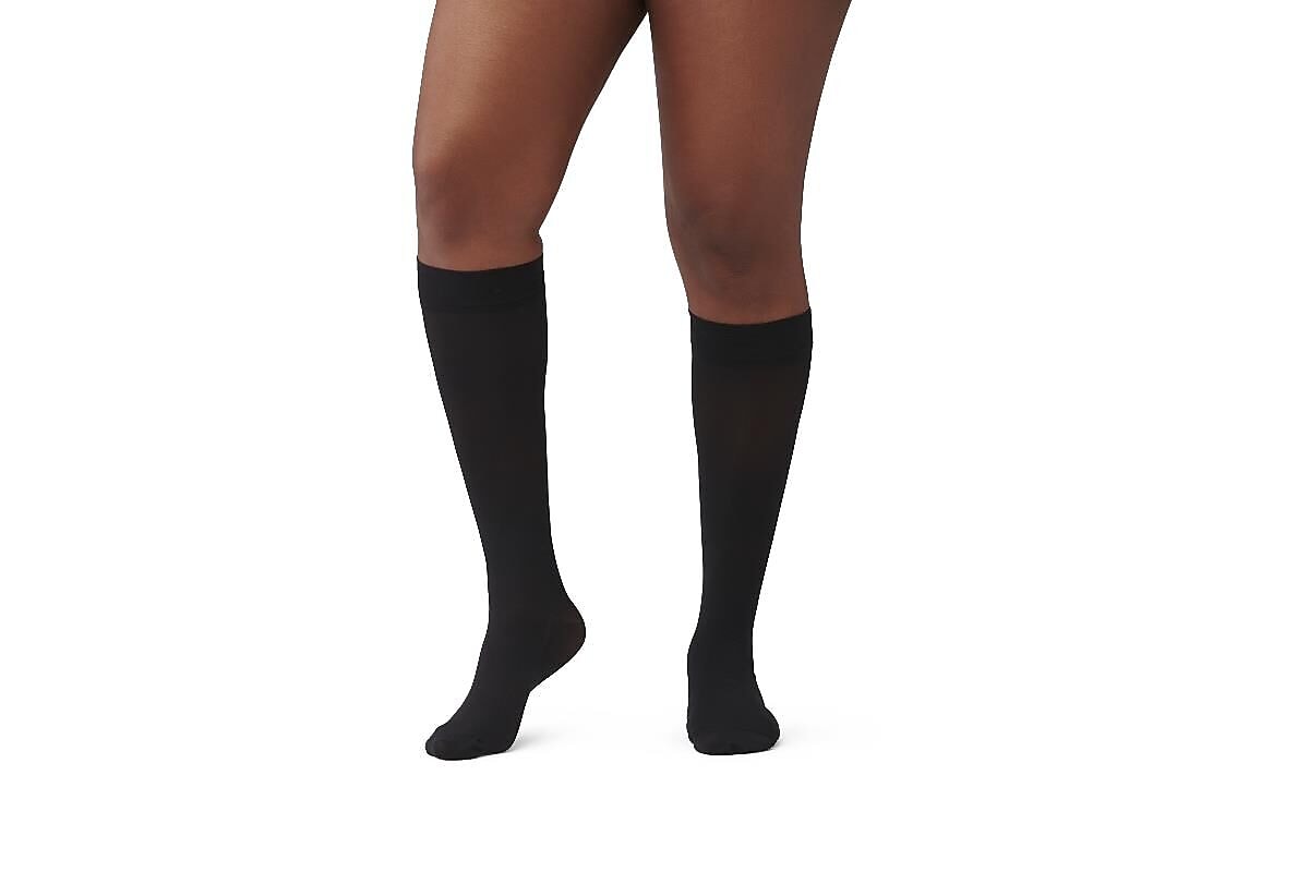 Curad 8-15mmHg Knee High Compression Hosiery, Black, Medium, Regular Length, Each (MDS1712BBH)