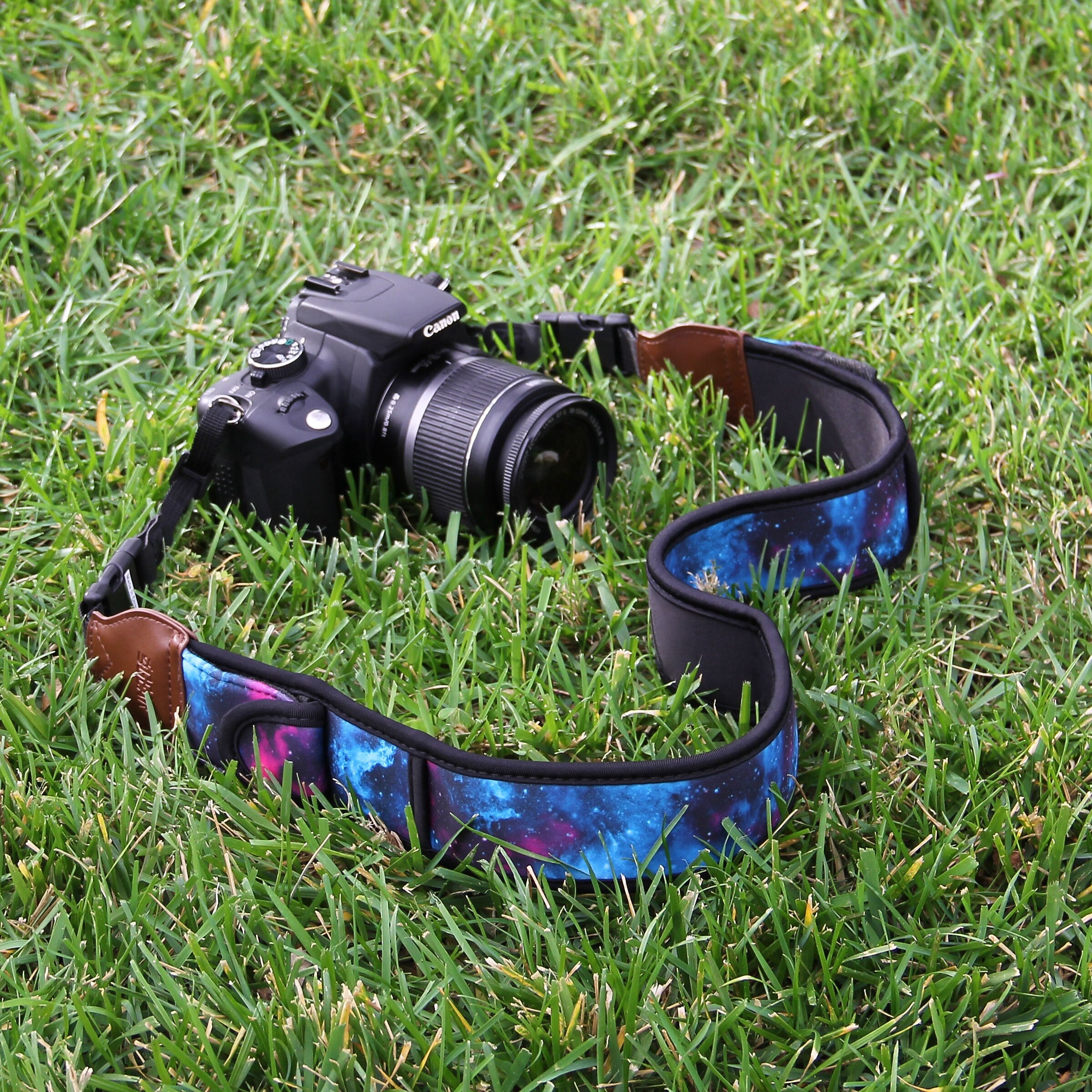 USA GEAR TrueSHOT Camera Neck Strap, Red Plaid (GRCMMS0100GAEW)