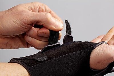 3M FUTURO Reversible Splint Wrist Brace, Adjustable, Black/Gray (10770EN)